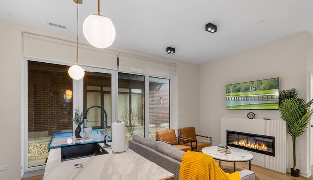 River Grove Luxury 2 Bedroom Apartment