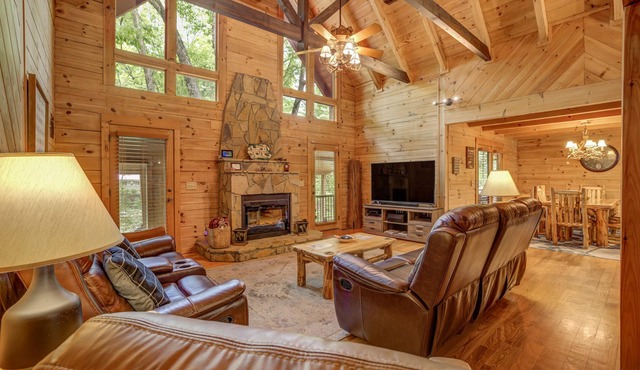 River Haus - Riverfront Luxury Vacation Home in Downtown Helen