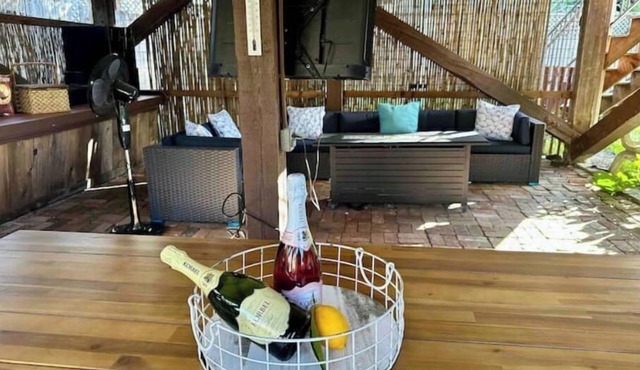 River Haven: Hot Tub, Outdoor Lounge, Walk to Beach