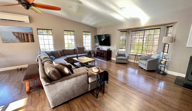 River Haven: Hot Tub, Outdoor Lounge, Walk to Beach