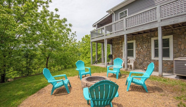 River Hills Vistas - Mountain Top Lodge w/Mountain Views - Hot Tub - River Access