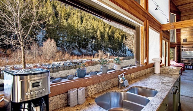 River House - 4BD Riverfront, Hot Tub, Near SV Ski Lifts!