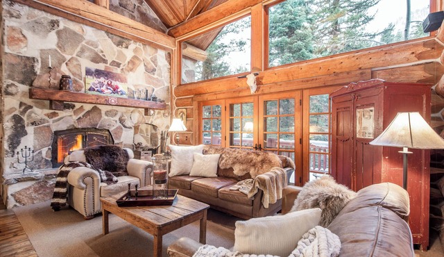 River House - Astonishing Home Nestled in the Forest, Pool Table, Fireplace, Nature View.