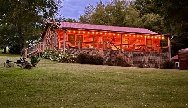 "River House" Log Cabin Nestled near the Red River