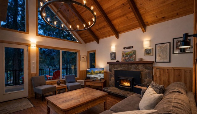 River House on Sumac -River, Hot Tub, WIFI, Deck