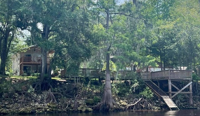 River house on Suwannee River near Sante Fe, Ichetucknee, and multiple springs!