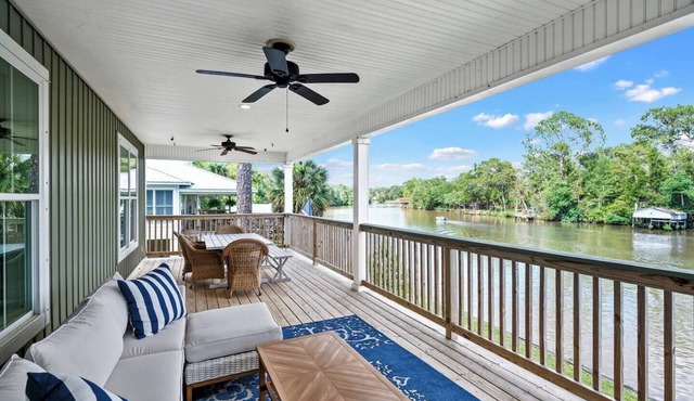 River House that Sleeps 12! Beautiful views and a large porch, private dock, perfect for families! Come Relax on the River!
