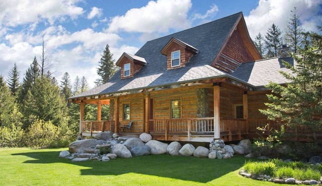 River Island House - Luxury Mountain Riverfront Log Home, Nye, Montana