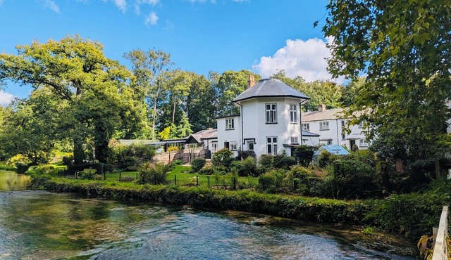River Itchen Escape - Cosy Cottage on the Water
