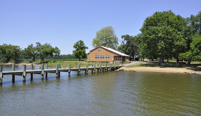 River Lodge, Casual Riverfront setting