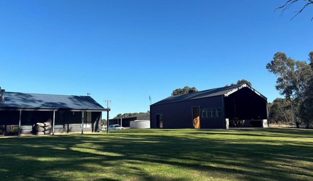 River lodge private retreat.nMurray River at your Doorstep 25min from Echuca .