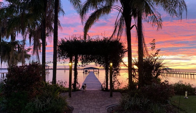 River Manor-Boat Lift-Pet Friendly-Riverfront-Gym-Cinema-Fire pit