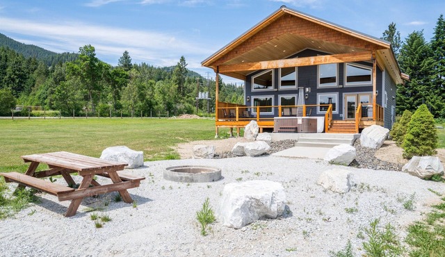 River Meadow cabin sleeps 6 guests, walking distance to the Wenatchee River