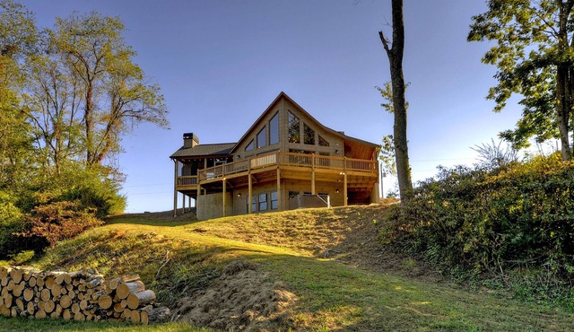River Meadow Retreat: Modern Mountain Cabin on Toccoa -Hot Tub, Views, Game Room