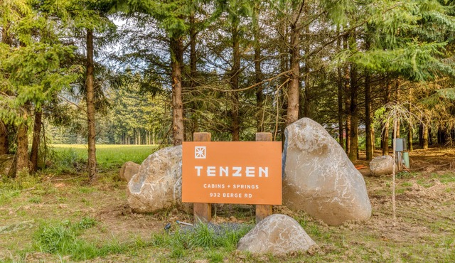 River & mountain view cabin with geothermal hot tub, outdoor shower & deck