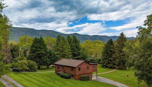 River & Mtns Retreat w/Hot Tub, Kayaks & Fire Pit