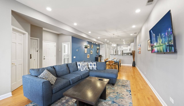 River North 3BR/2BA: HUGE, Parking, Center Chicago