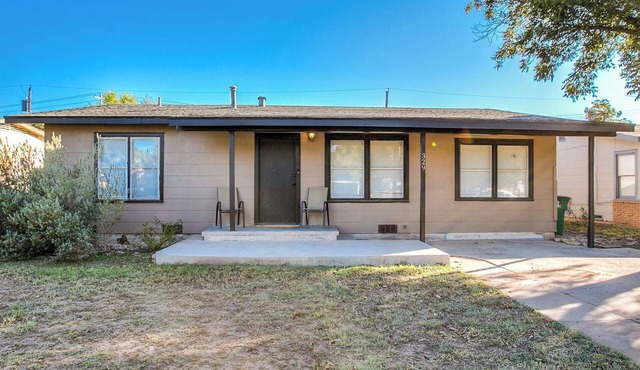 River Oaks Retreat- Walkable to Goodfellow AFB
