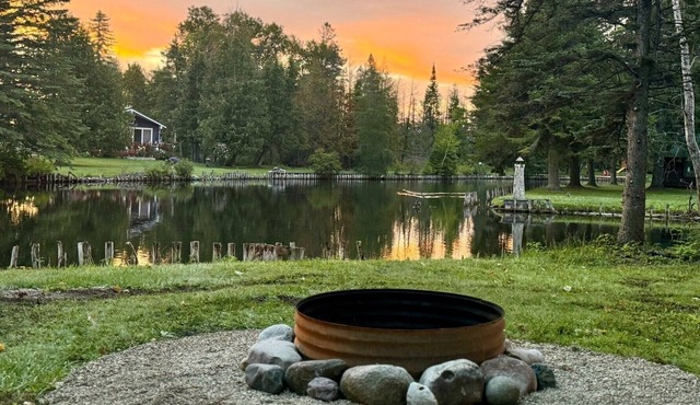 River Pines~Downtown Waterfront Wildlife Watching!nFirepit,Snowmobile,2 King Bds