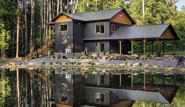 River Pines Retreat! Cozy 4-bedroom cabin on the Shenandoah River.