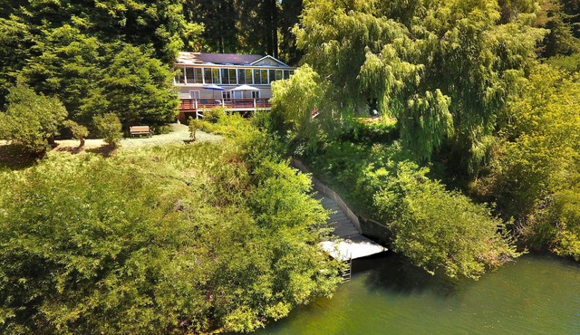 River Queen: Historic Riverfront Estate on 3/4 acre, 5/5.5, Hot Tub, dock/boats.