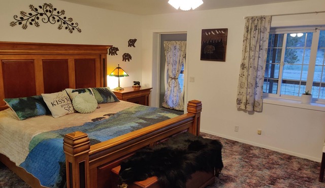 River Ranch Farmhouse, 2 miles from Quinn's Hot Springs!