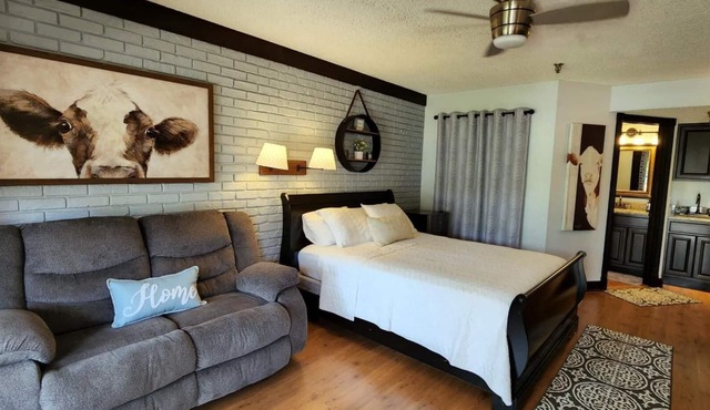 River Ranch Getaway! First Floor, Steps to Pool! 136