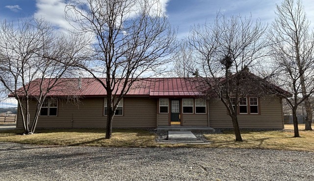 River Ranch House w/Horse Accommodations and access to The Yellowstone River