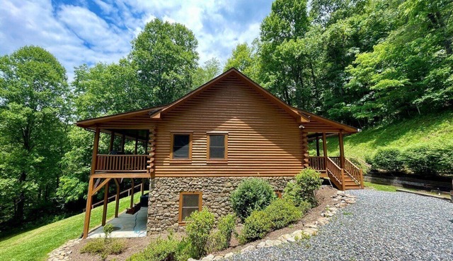 River Raves -Riverfront, Spacious Log Cabin, Dog Friendly, Hot Tub, Pool Table, Firepit, Fireplace