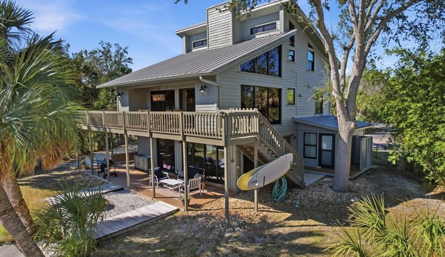 River Reach - 3 Bedroom - Waterfront Retreat with Large Dock, Bar & Fire Pit