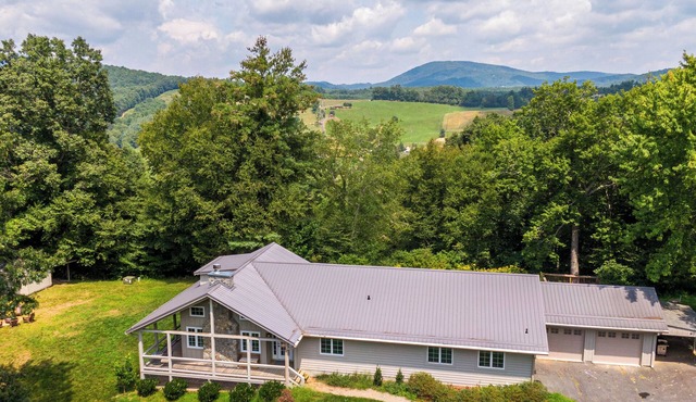 River Refuge - walk to river, hot tub, pet friendly!