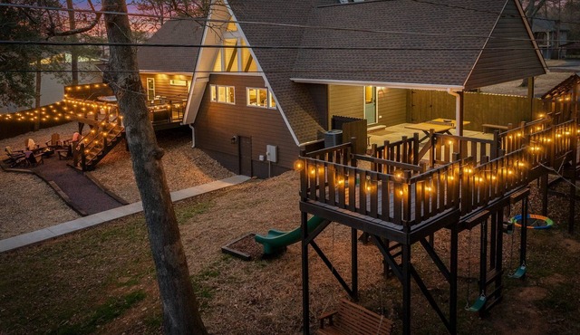 River Retreat: A-Frame, Hot Tub, Fire Pit, Ping Pong, Fenced Yard, Playset
