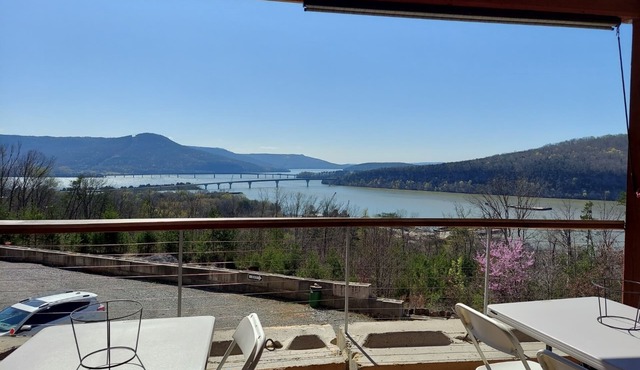 River Retreat Floating Cabin w/mountain views. Pet friendly