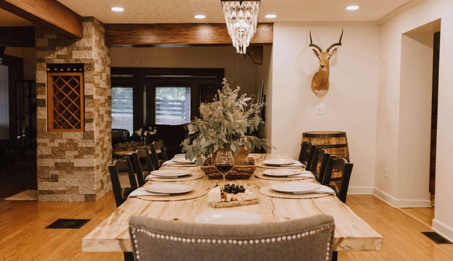 RIVER Retreat for 12 w/POOL, HOT TUB, FIRE PIT & OPTIONAL GUESTHOUSE for 4