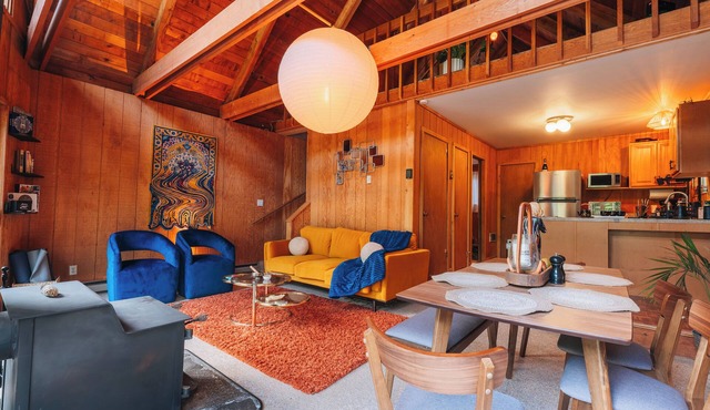 River Retreat: Hot Tub, 3 Stories, River Access!