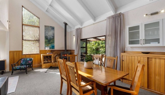 River Retreat in Turangi -Pets, Wi-Fi, wood burner for cooler days, spa, close to nature walks