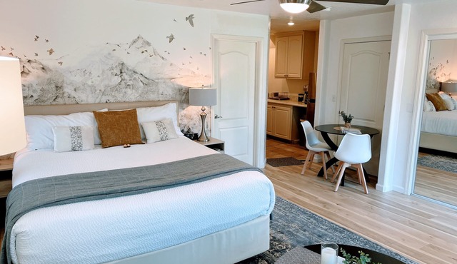 River Retreat Luxury King Studio with Jacuzzi bath, Kitchen, near river.