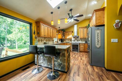 River Retreat Secluded Oasis with Hot Tub-Family Friendly