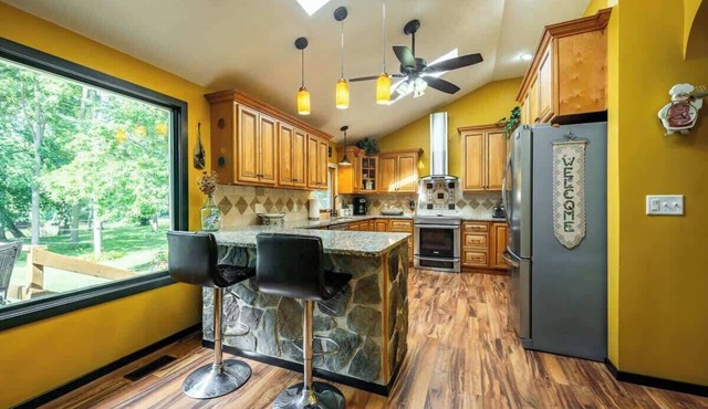 River Retreat, Secluded Oasis w Hot Tub