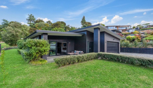 RIVER RETREAT - TAUPO HOLIDAY HOME, family friendly in Two Mile Bay