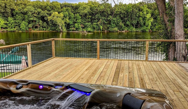 River Retreat W/HOT TUB/Game room