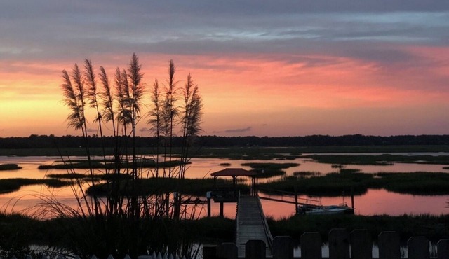 River Retreat- Waterfront- Hot Tub- 1 MI from Parris Island