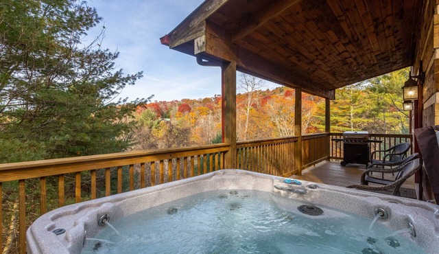 River Ridge - 3 story log cabin with Hot Tub - Pet Friendly - Walk to the New River