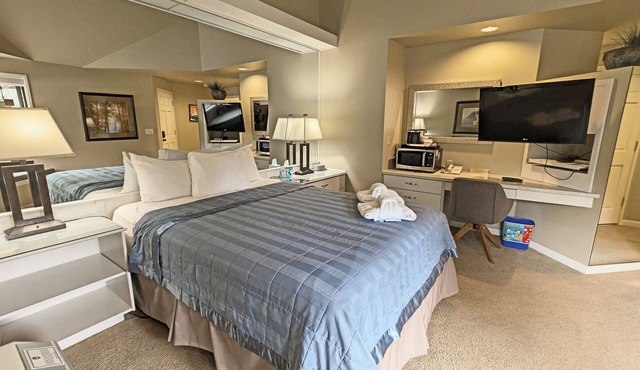 River Ridge 423B - Hospitality Suite Studio (no kitchen), Seasonal Community Pool/Hot Tub