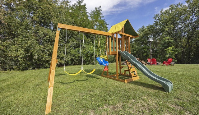 River Road House is a 1910 Restored Farmhouse with a Cottage Vibe hot tub, sauna