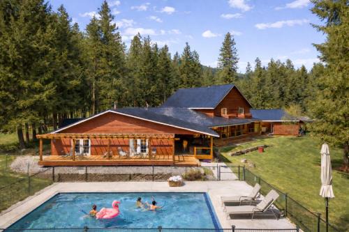 River Road Lodge by NW Comfy Cabins