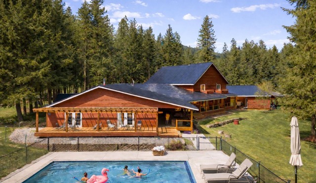 River Road Lodge-Sleeps 16, Hot tub, 2 Fireplaces, Pool Table