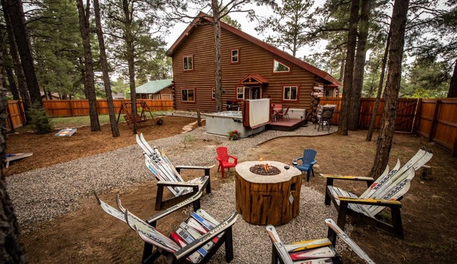 River Rock Cabin: Hot Tub, Arcade Room, Fire Pit, 3 Min to Uptown Pagosa, Private Colorado Setting