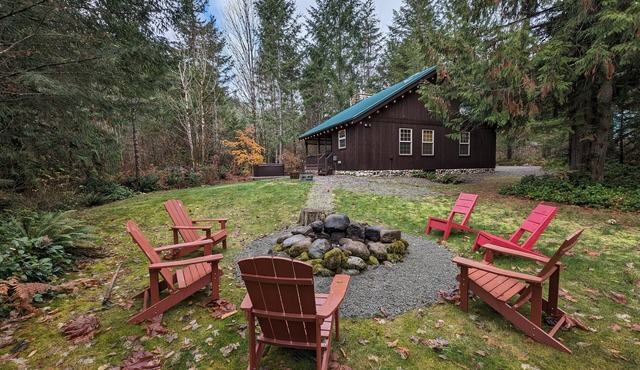 River Rock Chalet - Hot Tub, Pets, EV Charger, Minutes to Stevens Pass