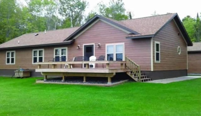River Rock Cottage Is Located On The Shore Of Lake Superior On Chequamegon Bay.